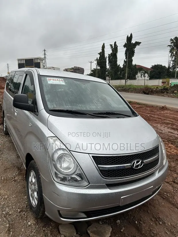 Hyundai Starex 2015 Silver · Photo 1