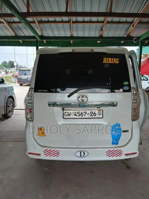 Toyota Voxy V 4WD 8-Seater 2013 White · Photo 1