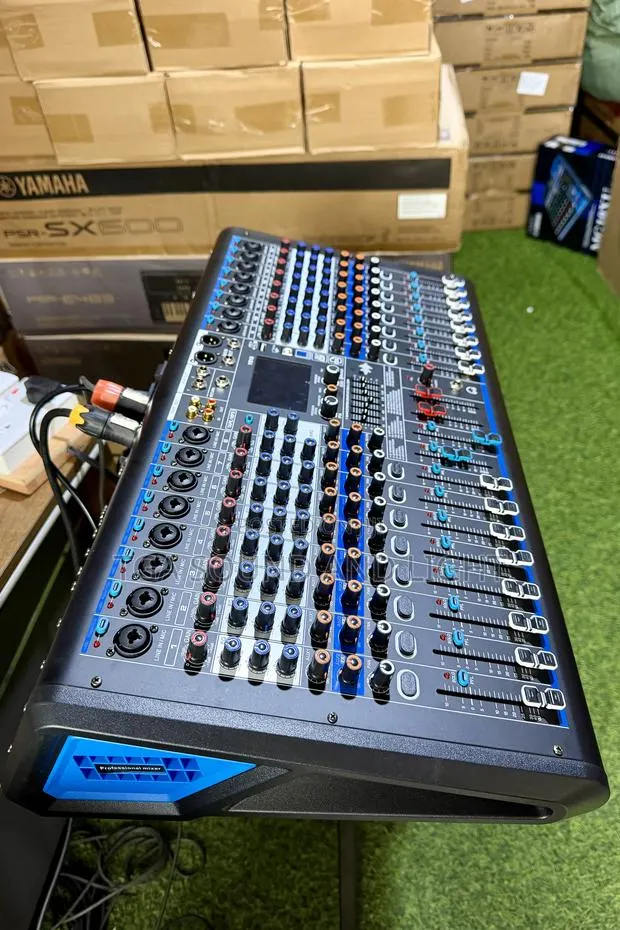 Yamaha YS16 16 Channels Powered Mixer With DSP Effects · Photo 1
