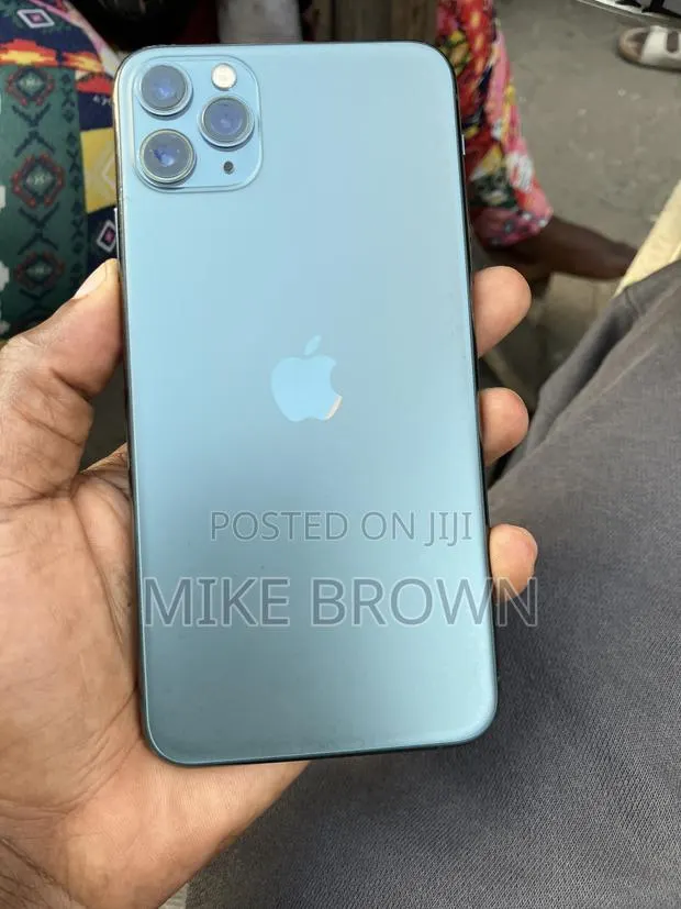 Apple iPhone 11 Pro Max 64 GB Green · Photo 1