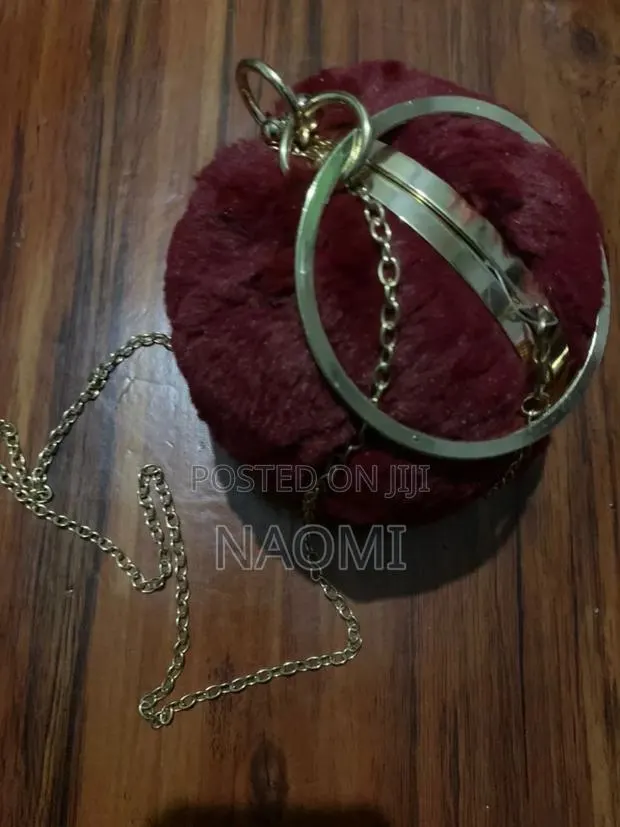 Bangle Clutch Bag (Fur) · Photo 1