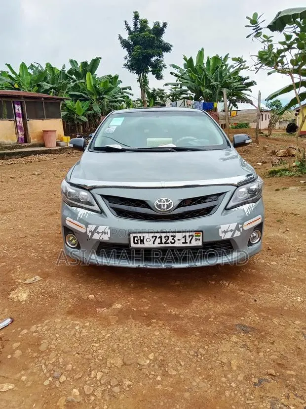 Toyota Corolla LE 4dr Sedan (1.8L 4cyl 4A) 2012 Gray · Photo 1