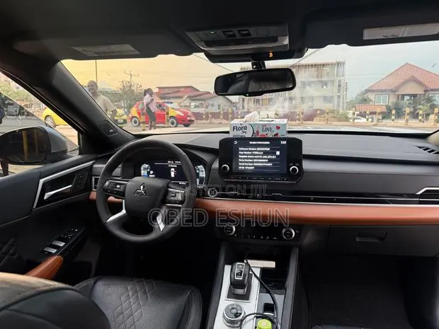 Mitsubishi Outlander SEL Launch Edition 2022 Silver · Photo 1