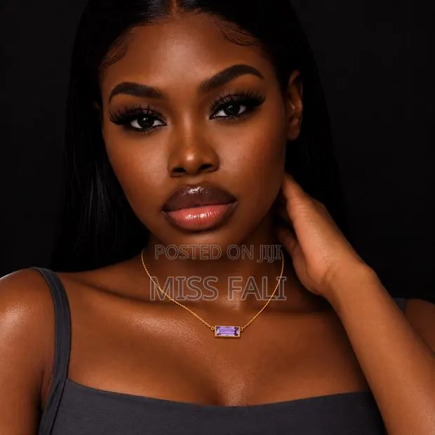 Subtle Line Necklace. · Photo 4