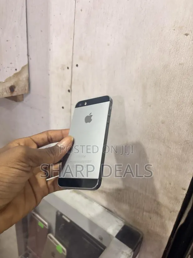Apple iPhone 5s 32 GB Silver · Photo 1
