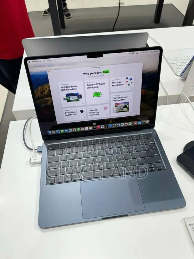 New Laptop Apple MacBook Air 2025 M4 13-Inch 16GB Apple M4 SSD 256GB · Photo 1