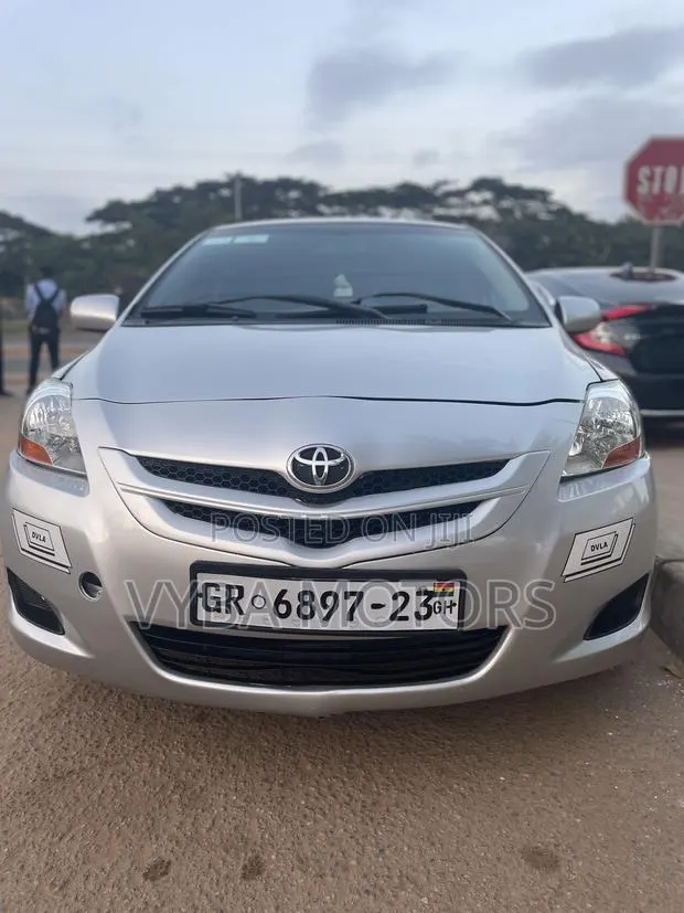 Toyota Belta 2010 Silver · Photo 1