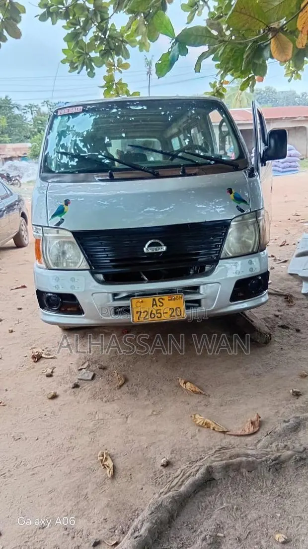Nissan Caravan (Urvan) 2010 Silver · Photo 1