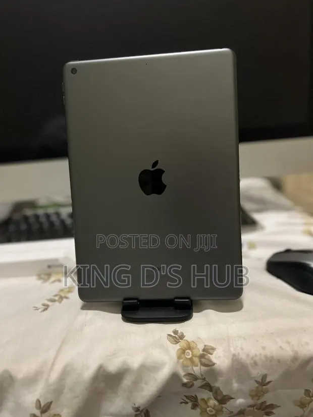 Apple iPad 10.2 (2020) 64 GB Silver · Photo 1