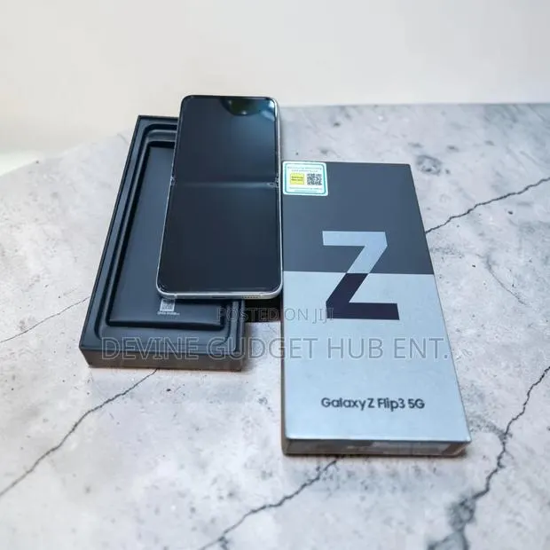 New Samsung Galaxy Z Flip 3 256 GB Black · Photo 1