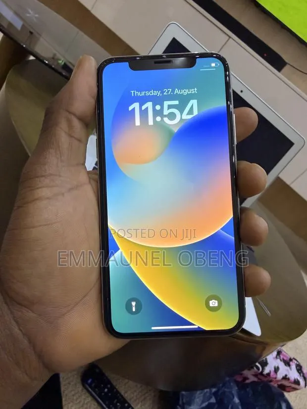 Apple iPhone X 64 GB White · Photo 1