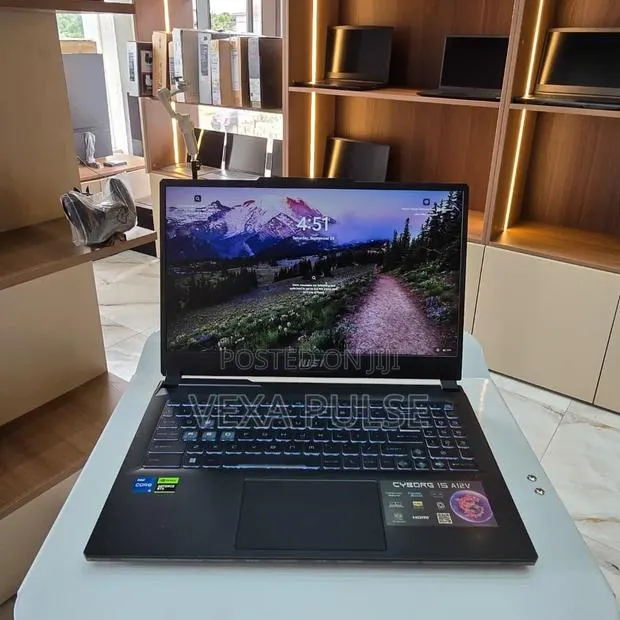Laptop MSI Cyborg 15 8GB Intel Core i5 SSD 512GB · Photo 1