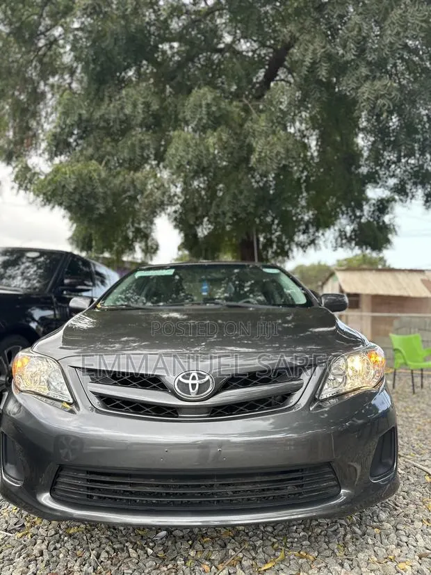 Toyota Corolla L 4dr Sedan (1.8L 4cyl 5M) 2012 Gray · Photo 1