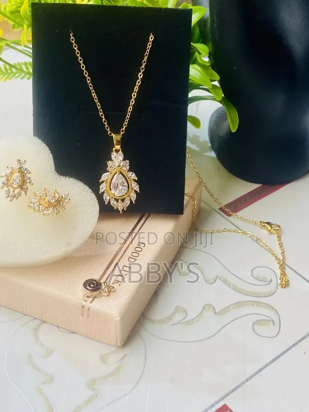Tear Drop Zirconia Necklace With Earrings · Photo 1