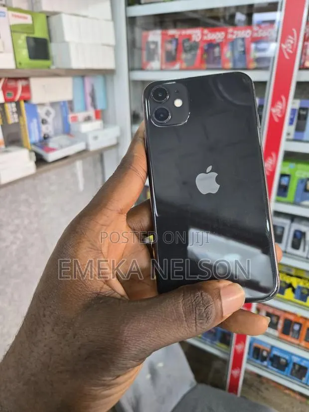 Apple iPhone 11 64 GB Black · Photo 1