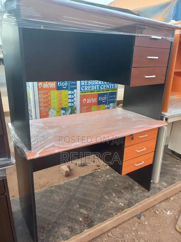 Durable Office Desk · Photo 1