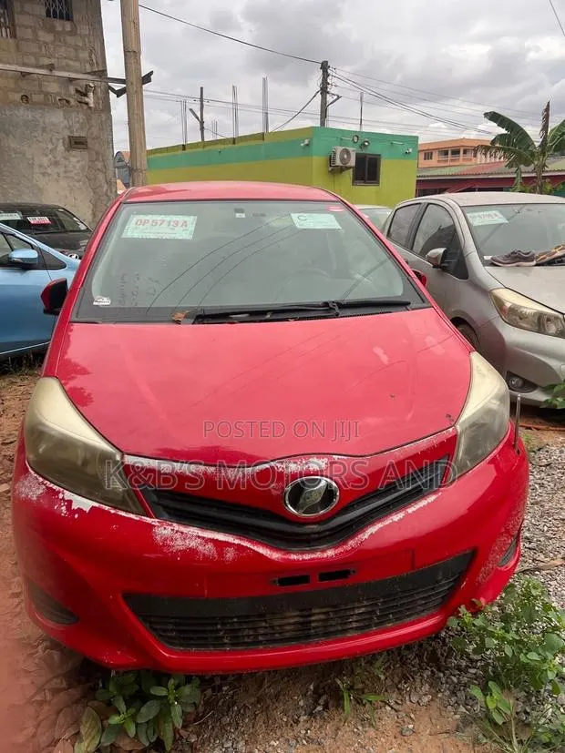 Toyota Vitz 1.3 AWD 5dr 2013 Red · Photo 1