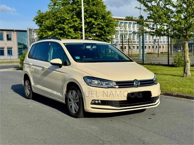 Volkswagen Touran 2024 Beige · Photo 1