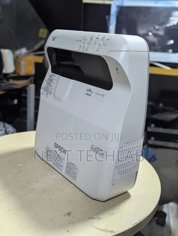 Epson EB-695Wi LCD Projector · Photo 1