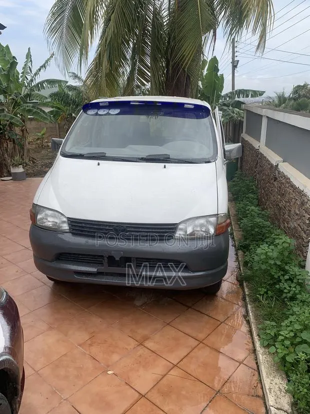 Toyota HiAce 2010 White · Photo 1