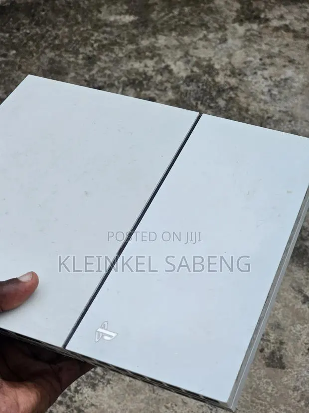 PS4 Standard White Colour · Photo 1