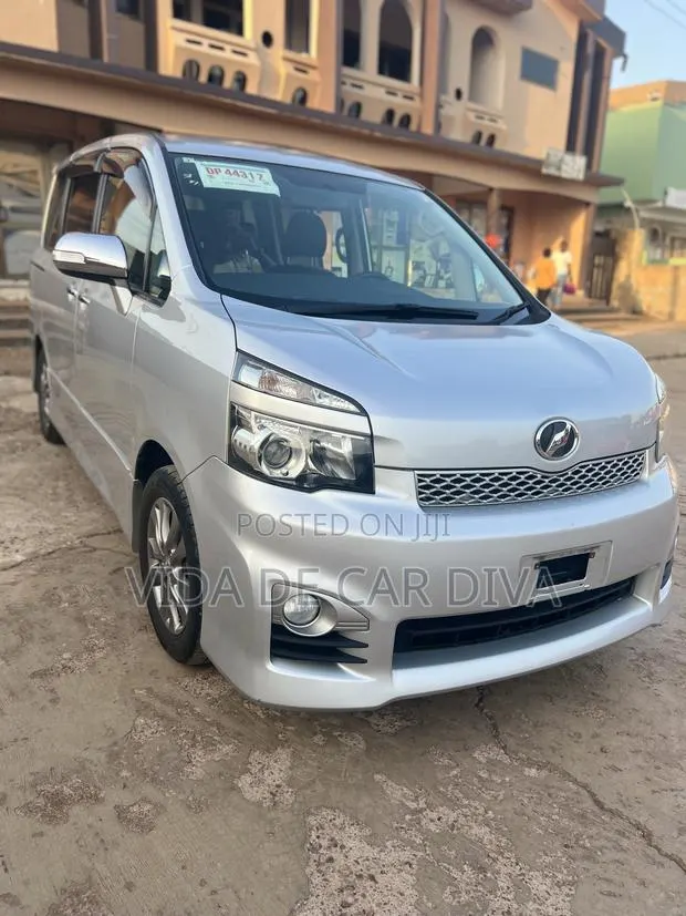Toyota Voxy X 4WD 8-Seater 2012 Silver · Photo 1