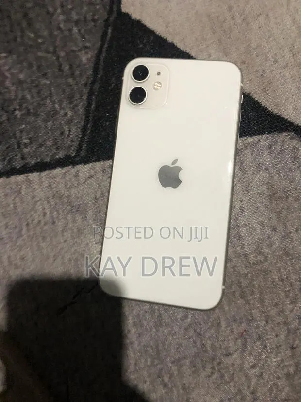 Apple iPhone 11 64 GB White · Photo 1