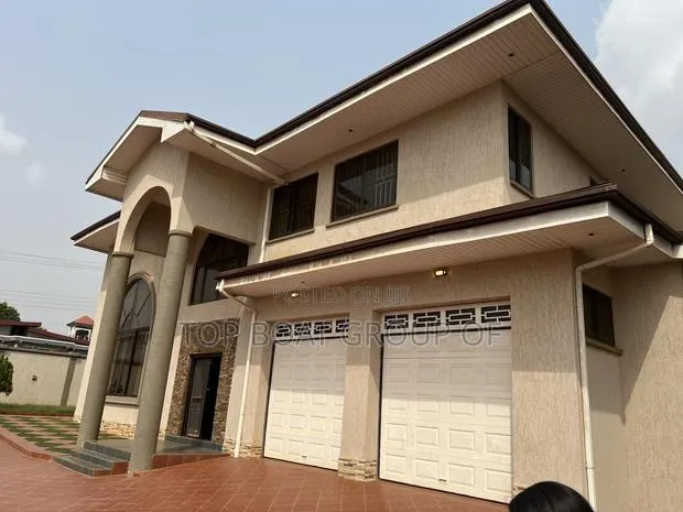 9bdrm House in Executive Mansion, Kumasi Metropolitan for sale · Photo 1