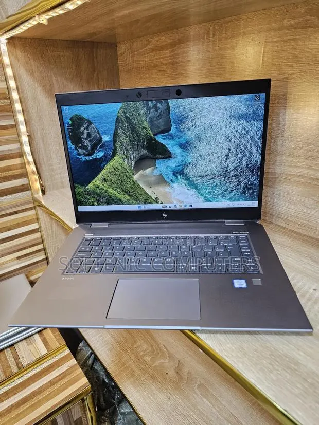 Laptop HP ZBook Fury 15 G8 16GB Intel Xeon SSHD+SSD 512GB · Photo 1