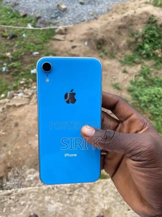 Apple iPhone XR 128 GB Blue · Photo 1
