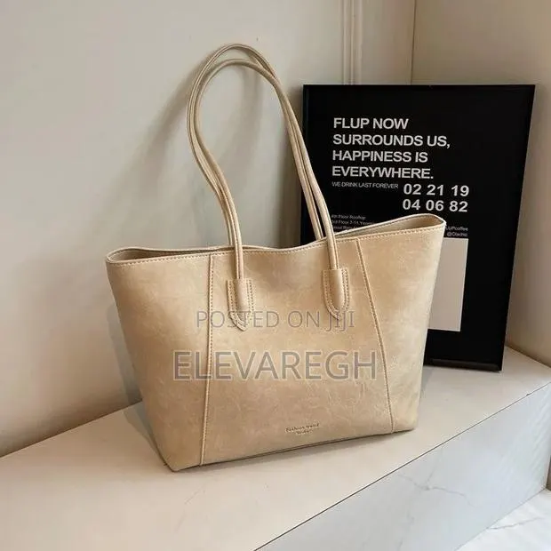 Quality Women's Tote Bag With Zipper · Photo 1