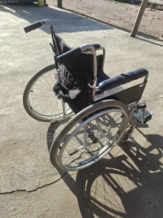 Manual Folding Wheelchair · Photo 2