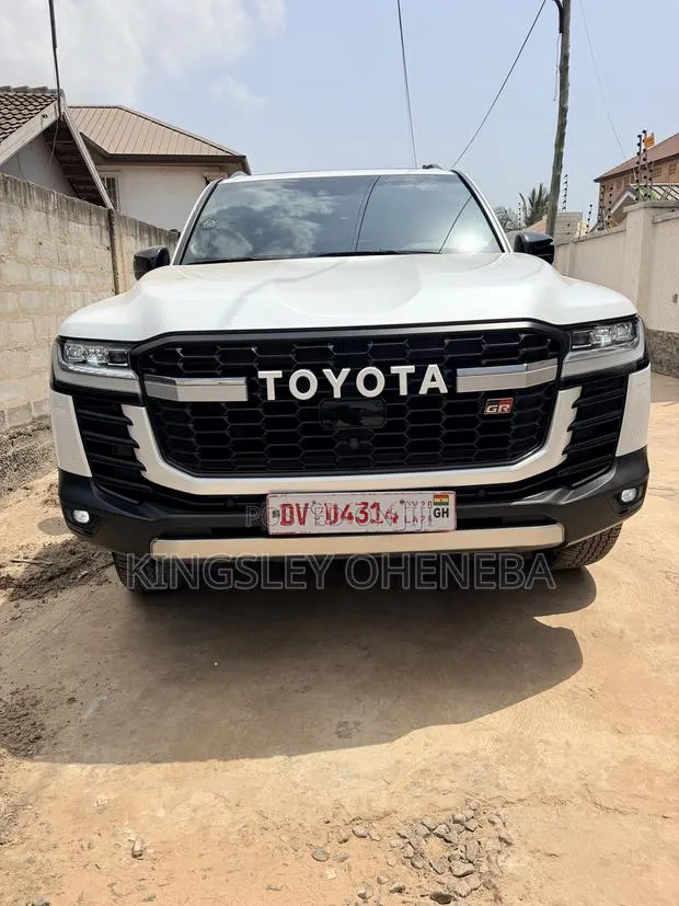New Toyota Land Cruiser LC300 2025 White · Photo 1