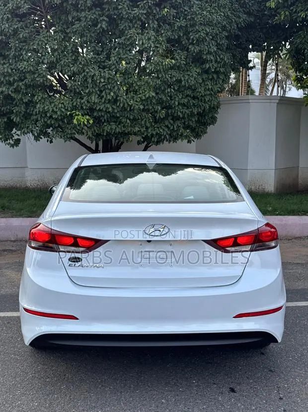 Hyundai Elantra SE Sedan FWD (2.0L 4cyl 6M) 2017 White · Photo 1