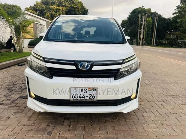 Toyota Voxy Hybrid V 2WD 7-Seater 2015 White · Photo 1