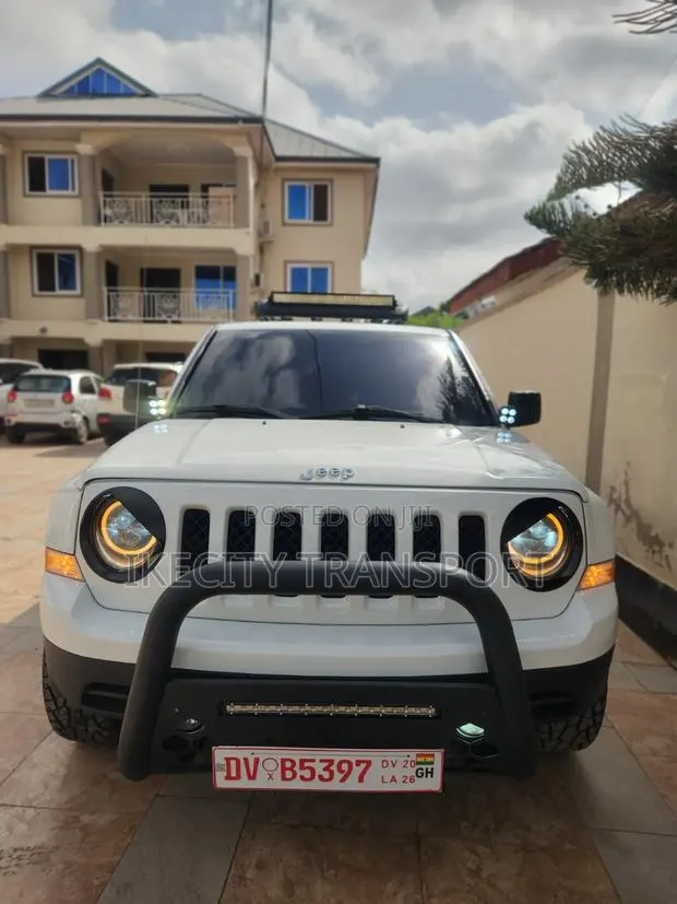Jeep Patriot Latitude 4x4 2017 White · Photo 1