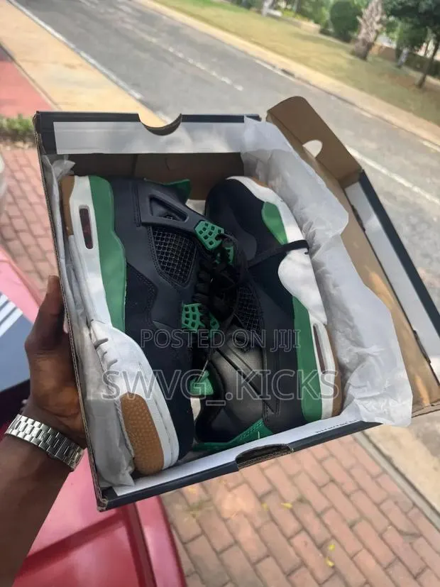 Jordan Retro 4 Sb Black Pine Green · Photo 1