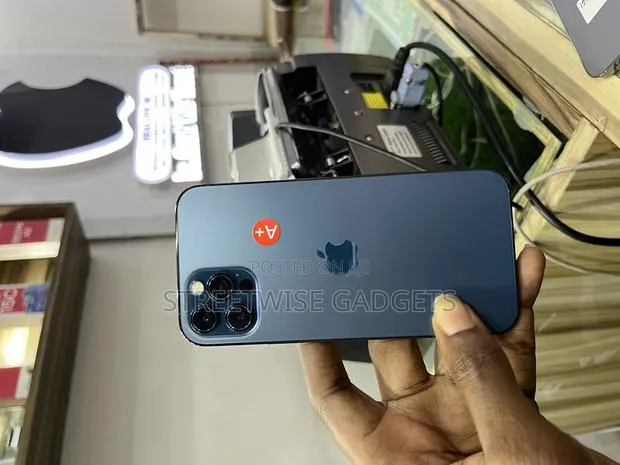 Apple iPhone 12 Pro 128 GB Blue · Photo 1