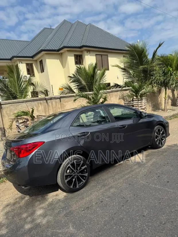 Toyota Corolla 2018 Gray · Photo 1