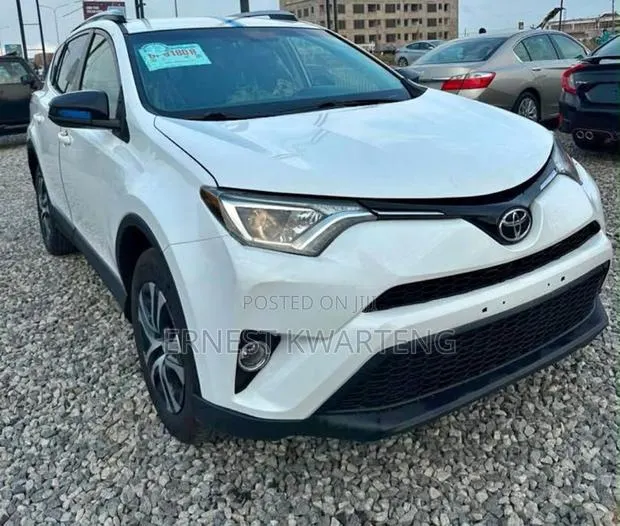 Toyota RAV4 2017 White · Photo 1