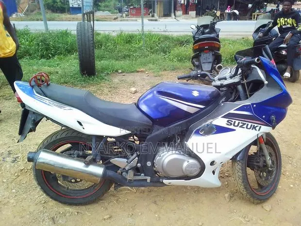 Suzuki GSR 2015 Blue · Photo 1