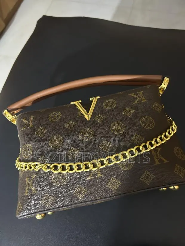 Brown v Monogram Shoulder Bag · Photo 1