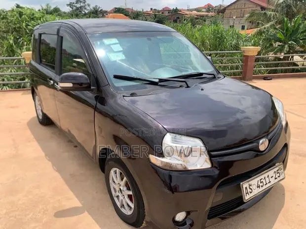 Toyota Sienta 2012 Black · Photo 1