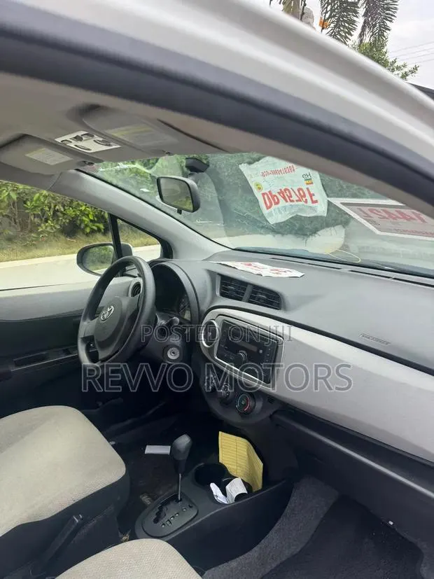 Toyota Vitz 2012 Off white · Photo 1