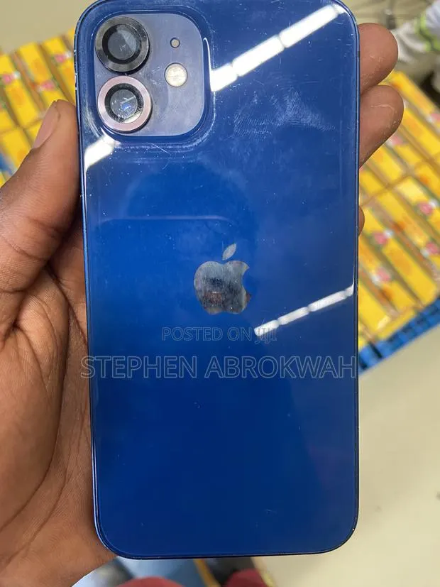 Apple iPhone 12 64 GB Red · Photo 1