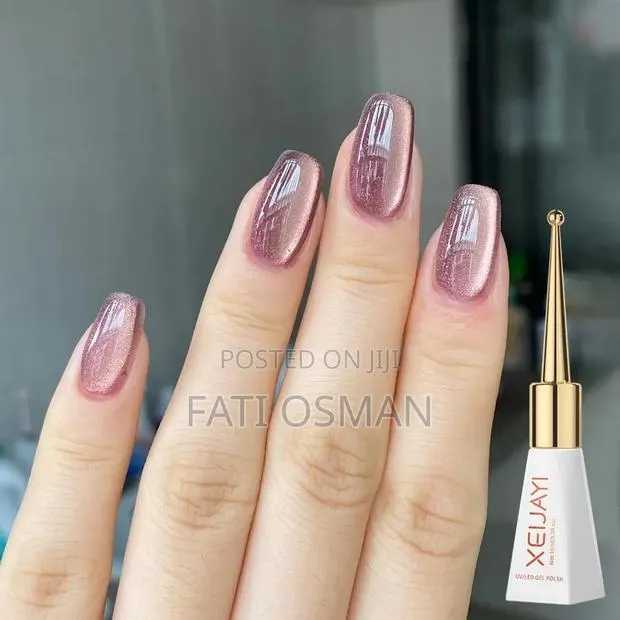 Cat-Eye Gel Polish · Photo 1