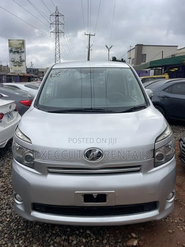Toyota Voxy 2013 Silver · Photo 1