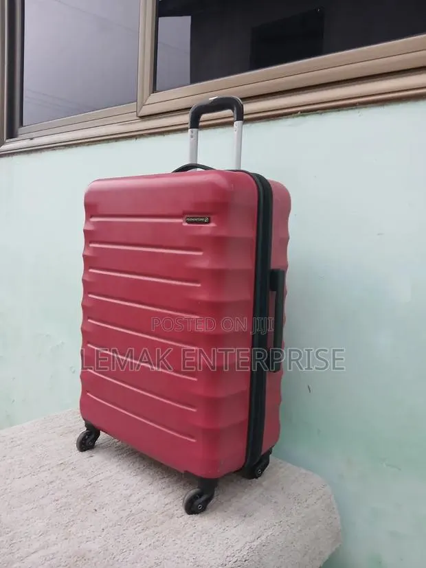 Featherstone Hard-Shell/ Traveling Suitcase. Medium Size · Photo 1