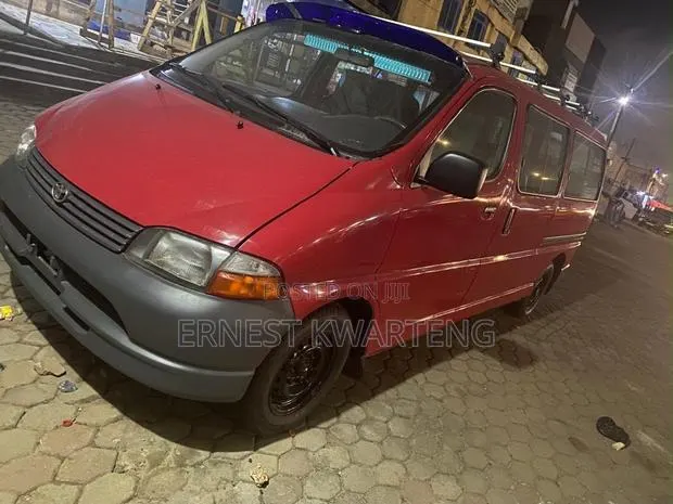 Toyota HiAce 2002 Red · Photo 1