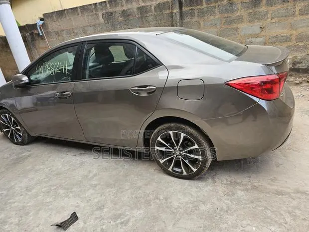 Toyota Corolla SE (1.8L 4cyl 2A) 2018 Gray · Photo 1